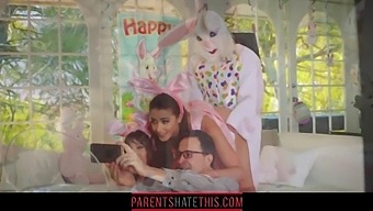 หลานสาววัยรุ่นยั่วยวนและเย็ดลุงของเธอในชุดกระต่าย
