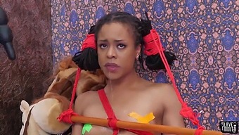 Dospívající Dívka Se Poslušně Podřizuje Nadvládě V Bdsm Videu