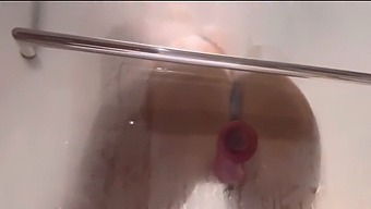 Ervaar Het Ultieme Plezier Met Max Ryan'S Douche Dildo Neuken