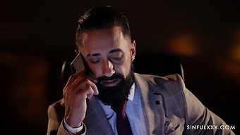 Bağlı Sekreter Merdivende Sikişiyor