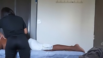 印度情色水疗与manipuri女孩的按摩